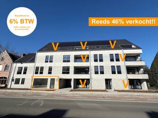Dit energiezuinige, moderne nieuwbouwproject omvat 14 lichtrijke & ruime doorloopappartementen met elk een eigen zonneterras/tuin en 1, 2 of 3 slaapkamers.<br />De oppervlaktes v/d appartementen variëren tussen 70m² en 97m².<br />Op het gelijkvloers bevindt zich ook een handelsruimte met maximale visibiliteit (= grote etalage).<br />Achterliggend bevinden zich 20 parkeerplaatsen.<br />Dit woonproject bevindt zich op een <strong>TOPLOCATIE te St-Andries</strong>, nl. op wandelafstand van alle faciliteiten (o.a. winkels, openbaar vervoer, invalswegen, scholen, Brugge centrum, Tilleghem bos, Koude Keuken...).<br /><br /><strong>*HANDELSGELIJKVLOERS*</strong> met uitstekende visibiliteit langs commerciële invalsweg!<br />Oppervlakte: 40m<sup>2</sup>.<br />Handelsruimte (ideaal voor winkel, bureau, vrij beroep) met eigen ingang, berging en toilet.<br />Het appartement kan afgewerkt worden naar uw smaak! <br /><br />Aan de achterzijde van het gebouw bevinden zich 20 staanplaatsen.<br />Elk appartement dient een staanplaats aan te kopen.<br />Tevens is er ook een fietsenstalling achteraan het gebouw.<br />Daarnaast kan er ook een kelderberging aangekocht worden.<br /><br />De appartementen worden uiterst energiezuinig gebouwd (E-peil 30) en voorzien van o.a.: superisolerend dubbel glas, zonnepanelen, warmtepomp, vloerverwarming, ventilatiesysteem,...<br />Er zijn ook 2 liften voorzien in het gebouw.<br /> <br />Kortom: trendy en kwalitatieve appartementen, afgewerkt op uw maat, waar u zorgeloos kan genieten! <br /><br />Prijs handelsgelijkvloers: 200.000 EUR (excl. kosten).<br />Prijs staanplaats: 20.000 EUR (excl. kosten)<br />Prijs kelderberging: 5.000 EUR (excl. kosten)<br />Verkoop onder BTW-stelsel.<br />! Mogelijkheid tot 6% btw indien voldaan wordt aan de voorwaarden !