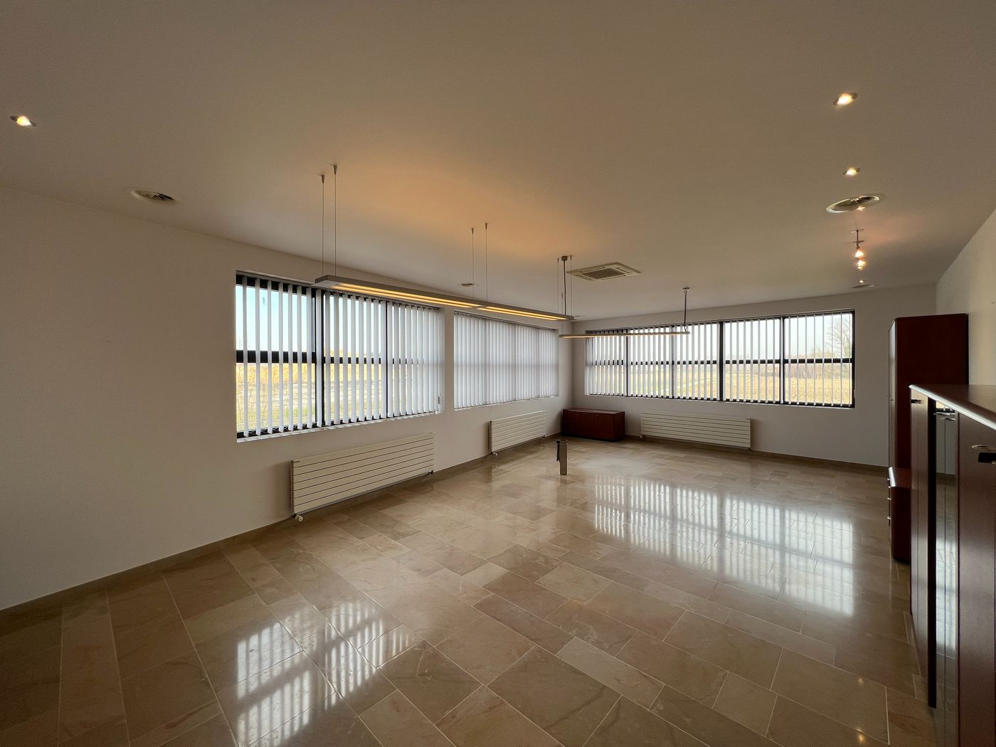 1.393 m² loods met 588 m² kantoren en unieke zichtlocatie van E17 - photo 4