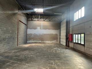 Magazijn is 159 m² en kantoor 96 m².<br />Gelegen in de industriezone van Wijnegem.<br />Centraal nabij de E313 en E19 en rondpunt Wijnegem.