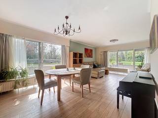 <h3>Appartement met 4 slaapkamers te koop in Evere – Gelijkvloers, licht, terrassen, tuin, garage en kelder<br /><br />Gelegen aan de Avenue des Anciens Combattants in Evere, biedt dit 4-slaapkamer appartement te koop een strategische ligging nabij scholen, sportfaciliteiten, supermarkten en openbaar vervoer. De Europese School Evere ligt op slechts 2,2 km.<br /><br />Het appartement ligt op enkele minuten van OTAN, met snelle toegang tot Brussels Airport, de Ring en het centrum van Brussel.<br /><br />Indeling van het appartement<br />Het appartement op gelijkvloers werd grondig gerenoveerd in 2019 en biedt ruime, lichte kamers dankzij grote raampartijen.<br /><br />Ruime, lichte woonkamer<br />Volledig uitgeruste keuken<br />4 ruime slk<br />1 badkamers + 1 douche<br />Grote zijterrassen, toegankelijk vanuit woonkamer, eetkamer en een slaapkamer<br />Rechtstreekse toegang tot de gemeenschappelijke tuin met groene zones en voetbalveld<br />Grote bergruimtes en voorraadkast, kelder inbegrepen, berging en ingebouwde kast in de inkomhal<br /><br />Het appartement is toegankelijk voor personen met beperkte mobiliteit (PMR).<br /><br />Belangrijkste troeven<br />✔ Appartement met 4 slaapkamers in Evere<br />✔ Gelijkvloers gerenoveerd in 2019, terrassen en gemeenschappelijke tuin<br />✔ Terras toegankelijk vanuit woonkamer, eetkamer en slaapkamer<br />✔ Kelder, berging en grote opbergruimtes<br />✔ Nabij OTAN, luchthaven en Europese School Evere (2,2 km)<br />✔ Ideaal voor groot gezin of investering<br />✔ Garage beschikbaar extra: 40.000 €<br /><br />Bezoeken<br />Fédéric Top – 0472 34 44 08 – fredric.top@weinvest.be</h3>