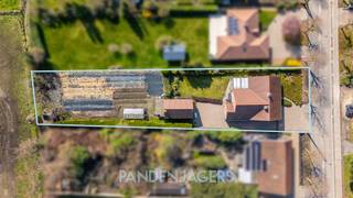 Deze ruime open bebouwing, gebouwd in 1994, ligt op de grens van Duffel met Sint-Katelijne-Waver en werd steeds met de grootste zorg onderhouden. De woning is ontworpen als laagbouwvilla met 2 slaapkamers en de badkamer op het gelijkvloers, maar de immense zolder kan verder omgevormd worden tot minstens 3 extra slaapkamers. <br /><br />Bij het betreden van de woning komen we via de inkomhal in de ruime woonkamer terecht. Deze staat in verbinding met de eetkamer, een uitgeruste keuken en lichtrijke veranda. Er is een berging en aparte wasruimte voorzien en de woning heeft ook een afzonderlijk gastentoilet. Via de nachthal vinden we op het gelijkvloers 2 slaapkamers en een badkamer uitgerust met bad en douche. <br /><br />De garage biedt toegang tot de immense geïsoleerde zolder van zo'n 140 m2, geschikt om extra kamers van te maken.<br /><br />Buiten kan je van een ruime tuin genieten met een grootte van 1482 m2, met zicht op achterliggend groen. Hier staat ook een stenen garagegebouw, wat tevens kan dienen als werkhuis, van zo'n 40 m2 groot.<br /><br />De woning heeft reeds een gunstige EPC-score van 261 kWh/m2 jaar (C-label) en is asbestveilig.<br /><br />Pandenjagers is een innovatief vastgoedkantoor en kiest bewust voor een unieke en transparante aanpak. Bij ons bestaat de totale aankoopprijs altijd uit twee duidelijke onderdelen: de vraagprijs die bovenaan in de advertentie vermeld staat, plus onze vaste commissie van 10.000 euro incl. BTW. Dankzij deze open prijsstructuur krijgt u als koper vanaf het eerste moment een eerlijke inkijk hoe de totale prijs van het pand tot stand is gekomen. <br /><br />Interesse in dit pand? Contacteer ons voor een bezoek via 015/677.000 of info@pandenjagers.be.