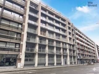 Ontdek dit verzorgde en instapklare 2-slaapkamerappartement, ideaal voor wie op zoek is naar comfort, functionaliteit en een centrale woonomgeving. <br />Door zijn zeer gunstige ligging geniet u op wandelafstand van de Japanse tuin, het Leopoldpark en Casino.<br /><br />De lichtrijke leefruimte sluit naadloos aan op de open keuken, wat zorgt voor een aangenaam en ruimtelijk gevoel.<br />Het appartement beschikt over twee volwaardige slaapkamers en een praktische badkamer uitgerust met een wastafel, douche en toilet. <br />Daarnaast is er een handige bergruimte in het appartement én een aparte private berging in de kelderverdieping voor extra opslagcomfort.<br /><br />Via de leefruimte heeft u toegang tot het aangename terras, waar u in alle rust kunt genieten van het buitenleven. Dankzij de aanwezige airconditioning geniet u het hele jaar door van een optimaal binnenklimaat. De onderhoudsvriendelijke vloer zorgt voor een warme en moderne uitstraling.<br /><br />Verder beschikt het gebouw over een lift en een gemeenschappelijke fietsenstalling. <br /><br />Extra troef: het appartement kan desgewenst gemeubeld worden verkocht, waardoor het perfect geschikt is als eigen woning, tweede verblijf of investering.<br /><br />Een comfortabel appartement met alle nodige voorzieningen binnen handbereik. <br />De verkoop van dit appartement geschiedt onder het stelsel van erfpacht.<br />De jaarlijkse erfpachtvergoeding is 100% fiscaal aftrekbaar (zowel particulieren als vennootschappen).<br /><br />Contacteer ons voor meer informatie of een bezoek ter plaatse: 0468/43 75 04.