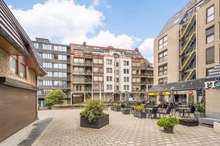 Welkom in deze stijlvolle penthouse, centraal gelegen in de rustige Schietboomstraat, op wandelafstand van winkels, horecazaken, openbaar vervoer en een charmant park aan het einde van de straat. Hier geniet je dagelijks van het bruisende stadsleven, gecombineerd met rust en groen.De penthouse bevindt zich op de zesde verdieping en is bereikbaar via een comfortabele lift of de gemeenschappelijke trappenhal. Met een indrukwekkende bruto oppervlakte van ongeveer 187 m² biedt dit appartement uitzonderlijk veel ruimte en wooncomfort. Bij binnenkomst in de ruime inkomhal word je meteen verrast door de lichtrijke sfeer en het gevoel van ruimte dat zich door het hele appartement doorzet.De indeling is doordacht:- Een royale woonkamer met toegang tot een van de twee zonnige terrassen- Een volledig uitgeruste keuken- Twee volwaardige slaapkamers- Twee badkamers- Een aparte wasplaats en een praktische bergingen- Voorzien van airco's voor optimaal comfortOf je nu wil genieten van een koffie in de ochtendzon of een glas wijn bij zonsondergang, op de twee terrassen heb je altijd het perfecte plekje.Met de nodige opfrissing kan deze penthouse uitgroeien tot een eigentijdse, comfortabele woonst die perfect aansluit bij jouw smaak en levensstijl. Hier is alvast de basis aanwezig: ruimte, lichtinval, indeling én ligging.Bij deze penthouse is er de mogelijkheid om een ruime garagebox en bijhorende bergingen apart aan te kopen. Dit biedt extra comfort en opbergruimte, ideaal voor wie waarde hecht aan veiligheid en functionaliteit. Contacteer ons vandaag nog voor een bezichtiging!