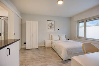 Ontdek deze aangename en praktische studentenkamer van 23,15 m² in het volledig vernieuwde studentencomplex Student Home, gelegen aan de Jan Delvinlaan 70 in Gent. De kamer werd slim ingericht en biedt alles wat een student nodig heeft: een eigen lavabo, ingebouwde frigo, douchekamer, grote ramen met aangename lichtinval en voldoende ruimte voor een bed, bureau en kast. Dankzij de efficiënte indeling voelt de kamer verrassend ruim en comfortabel aan.<br />Voor maaltijden kunnen bewoners terecht in de drie volledig uitgeruste gemeenschappelijke keukens, ideaal om samen te koken, elkaar te ontmoeten en echt studentenleven te ervaren.<br />Het gebouw zelf werd in 2025 grondig gerenoveerd en voldoet aan alle moderne standaarden. Het beschikt over een EPC-label B, conforme elektriciteit, fotovoltaïsche zonnepanelen, een personenlift, een grote fietsenberging, een gezellige leefruimte. Alles staat in het teken van comfort, veiligheid en zorgeloos gebruik.<br />De locatie is een absolute troef: op fiets- en wandelafstand van verschillende campussen (UGent, HoGent, Artevelde), vlot bereikbaar met het openbaar vervoer en gelegen in een buurt met een uitstekende mobiscore van 9,3/10, waar winkels, horeca en ontspanning vlakbij liggen.<br />Dankzij de sterke verhuurvraag in Gent is deze kamer niet alleen ideaal voor studerende kinderen, maar ook een uitstekende, instapklare investering met een mooie huuropbrengst en weinig zorgen. Met een aankoopprijs van €215.000 biedt deze unit een bijzonder interessante instap in de Gentse studentenmarkt.<br />Wil je graag een bezichtiging of meer informatie? We helpen je met plezier verder. Gsm 0496299200