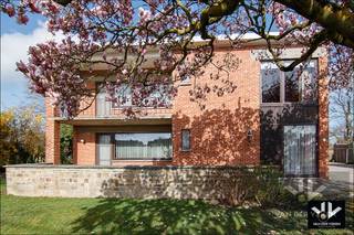 Ruime gezinswoning met 4 slaapkamers en een aparte bureauruimte in een groene omgeving - ontdek het potentieel van deze lichtrijke, riante...