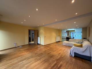 Deze lichtrijke villa is uitstekend gelegen op de verbindingsas tussen Deinze en Gent, met winkels, scholen en openbaar vervoer in de nabije omgeving. De eigendom biedt een unieke combinatie van ruim wonen en werken op één locatie, dankzij de ruime woning en de aangrenzende magazijnruimtes.<br /><br />De woning omvat op het gelijkvloers een inkomhal met apart toilet, een ruime leefruimte, een ingerichte keuken met aansluitende veranda en zicht op de tuin, een bijkeuken, berging/wasplaats en een bureauruimte. Daarnaast beschikt de woning over een zwembad met saunagedeelte.<br />Op de eerste verdieping bevinden zich 4 ruime slaapkamers, een zeer ruime badkamer met ligbad, douche, toilet en dubbele lavabo, evenals een extra berging. De volledig ingerichte zolderverdieping kan gebruikt worden als extra slaapkamer, hobbyruimte of polyvalente ruimte.<br />Verder beschikt de woning over een kelder, garage en voldoende parkeermogelijkheden voor de woning.<br /><br />Aansluitend zijn er ruime magazijnfaciliteiten met een totale oppervlakte van ca. 820 m², verdeeld over ruimtes van ca. 645 m² en 175 m². De magazijnen beschikken over een vrije hoogte van ca. 3 meter, een poort aan de voorzijde en twee poorten aan de achterzijde, waardoor een vlotte toegang en praktische logistieke werking mogelijk zijn. EPC: D<br /><br />Heeft u interesse in meer informatie of wilt u een afspraak inplannen? Aarzel dan niet om contact op te nemen met Henry Van Tornhout - KMO Vastgoed op het nummer +32 474 13 37 93 of stuur een e-mail naar henry@kmovastgoed.be.