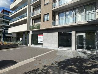Commercieel handelspand van 122 m² met potentieel voor ruim horecaterras, tegenover Shopping 1<br /><br />Ontdek deze veelzijdige commerciële ruimte met een uitstekende ligging en tal van mogelijkheden. Dankzij de flexibele indeling is dit pand ideaal voor een vrij beroep, kantoorruimte, praktijk, studio, dans- of sportactiviteiten.<br /><br />De ruimte bevindt zich op het gelijkvloers en beschikt over een aangename, lichtrijke handelsruimte met aansluitend een praktische kitchenette en toilet.<br />De open indeling biedt mogelijkheden om de ruimte volledig naar eigen wensen en activiteit in te richten.<br /><br />Een grote troef is de uitstekende bereikbaarheid en de ruime parkeergelegenheid vlak voor de deur, met gratis parkeren gedurende het eerste uur – een belangrijk voordeel voor klanten en bezoekers.<br /><br />Extra comfort wordt geboden door een gelijkvloerse autostaanplaats en privatieve berging (<strong><span>inclusief</span></strong>).<br /><br /><strong>Extra kenmerken:</strong><br />Bouwjaar: 2004<br />Degelijke constructie in metselwerk met stijlvolle afwerking in blauwe steen<br />Aluminium buitenschrijnwerk met dubbele beglazing<br />Arduinen raamdorpels<br />Onderhoudsvriendelijke tegelvloer<br />Verwarming op aardgas<br />Voorzien van inbraakbeveiliging<br /><br />Deze ruimte combineert zichtbaarheid, bereikbaarheid en functionaliteit, en vormt de ideale uitvalsbasis voor uw professionele activiteit.