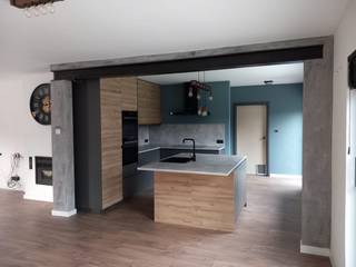Midden in het groen, in een doodlopende straat, ligt deze recent gerenoveerde open bebouwing.<br />Zeer rustig gelegen doch op wandelafstand van centrum Oostham.<br /><br />Via de voordeur komt men in een ruime inkomhal met rechts een grote woonkamer en open keuken. Vanuit de keuken kan je naar de ruime wasruimte of langs de berging met vestiaire terug naar de inkomhal. De inkomhal geeft ook uit op een lange gang met toegang tot de badkamer met toilet, apart toilet, de drie slaapkamers en de garage. Alles bevindt zich op het gelijkvloers met over heel de oppervlakte nog een onafgewerkte zolder waar gerust nog kamers bijgemaakt kunnen worden. Toegang naar tuin en terras kan via de keuken, grote schuifdeur in de woonkamer of de garage.<br /><br />De keuken is volledig uitgerust en voorzien van alle modern comfort. <br />Er kan verwarmd worden met de centrale verwarming op gas en in de woonkamer met ingebouwde pelletkachel of de airco/warmtepomp. Het driedubbel glas en de isolatie houden heel het huis op een aangename temperatuur.<br />Er is dan ook een gunstige EPC score van 194kwh/jaar oftewel Label B.<br /><br />Parkeerplaats is er genoeg voor de woning en in de dubbele garage waar nog extra bergruimte aanwezig is.<br />In de volledig omheinde tuin staat ook nog een tuinhuis.<br /><br />Momenteel is het pand verhuurd.