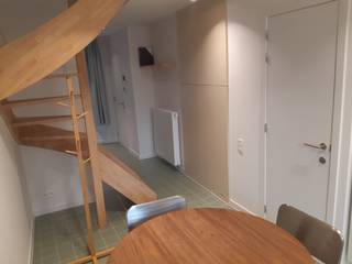 In Ekkergem, in een rustig en doodlopend straatje nabij de Coupure en op een steenworp van de faculteit van de Bio-ingenieurs, bevindt zich deze bijzondere woongelegenheid.<br />De eigendom maakt deel uit van een mede-eigendom met 2 eenheden. Gemeenschappelijke inkomhal. <br /><br />Het gelijkvloers omvat een stijlvolle keuken met een aangename eetruimte en een afzonderlijk gastentoilet. De open traphal bevindt zich centraal, en geeft een bijkomende eigentijdse touch. <br />Op de eerste verdieping bevinden zich een ruime badkamer met dubbel lavabomeubel en inloopdouche, een afzonderlijk toilet en een multifunctionele ruimte die kan worden ingericht als zithoek of slaapkamer.<br />De bovenste verdieping beschikt over twee slaapkamers, ingericht met oog voor design én functionaliteit. Beide kamers zijn voorzien van ingemaakte kasten en bureau (mooi én efficiënt). Daarnaast beschikken beide slaapkamers over airconditioning.<br /><br />De vorige huurders betaalden een provisie van € 200 per maand voor de vaste kosten, nutsvoorzieningen, water en internet. Bij de jaarlijkse afrekening werd dit bedrag niet overschreden.<br /><br />Indien de huurder geen domicilie neemt op het adres, is de eventuele tweedeverblijftaks ten laste van de huurder.