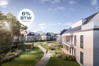 Dit gelijkvloers drieslaapkamer appartement van 130,20 m² beschikt over een inkomhal met plaats voor een vestiairekast, een lichtrijke eet- en leefruimte, een open keuken met praktische berging, drie slaapkamers, een afzonderlijk toilet en een badkamer uitgerust met een dubbele wastafel, een inloopdouche en een tweede toilet. Daarenboven beschikt dit appartement over een zuidelijk georiënteerd terras en een tuin van 39 m².<br /><br />Dit appartement is gelegen in het nieuwbouwproject Leiegoet te Wielsbeke, een stijlvol en doordacht ontworpen nieuwbouwproject dat staat voor hedendaags wonen in een harmonieuze omgeving met veel groen, dynamische zichten en een vlotte bereikbaarheid. Leiegoet biedt vijf stijlvolle Urban Villa’s bestaande uit elke vijf ruime appartementen.<br /><br />Elke woonentiteit is zorgvuldig en doordacht ingedeeld, waarbij grote raampartijen een centrale rol spelen. Deze zorgen voor een overvloed aan natuurlijk licht en versterken het gevoel van ruimte en openheid binnen elk appartement. De woonvolumes zijn zorgvuldig ingeplant<strong> </strong>rond een aangelegd binnengebied dat rust, verbondenheid en groenbeleving biedt. De zuidgerichte terrassen zorgen voor een optimale beleving van de buitenruimte en bieden unieke uitzichten.<br /><br />Op het gebied van afwerking biedt Leiegoet veel keuzevrijheid en hoogwaardige materialen. Bewoners kunnen hun interieur naar eigen smaak vormgeven, met erg ruime budgetten voor de selectie van sanitaire voorzieningen, keukeninrichting en vloerbekleding bij vooropgestelde leveranciers. Dit maakt het mogelijk om elk appartement een persoonlijke en unieke uitstraling te geven. Alle appartementen van dit project beantwoorden aan de meest recente normen op het vlak van energiezuinigheid, isolatie en technologie, wat zich vertaalt in een duurzame, onderhoudsvriendelijke en toekomstgerichte investering.<br /><br />Bovendien zijn er 36 ondergrondse parkeerplaatsen, 2 bovengrondse parkeerplaatsen en 10 ondergrondse bergruimtes voorzien, wat voor extra comfort en gemak zorgt voor de bewoners.<br /><br />Tot slot biedt de locatie een combinatie van de rust van een residentiele buurt met een goede bereikbaarheid. In de directe omgeving vindt u alles wat u in het dagelijks leven nodig heeft: scholen, winkels, sportfaciliteiten, openbaar vervoer en snelle verbindingen naar omliggende steden zoals Waregem, Kortrijk en Gent. De nabijheid van de Leie en het landelijke karakter van de omgeving zorgen tevens voor een uitgebreid aanbod aan prachtige fiets- en wandelroutes.