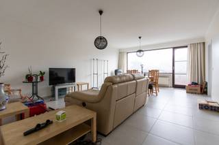 <div><div> <p>Volledig gerenoveerd appartement.</p><p>Dit ruime appartement van ca. 105 m² is gelegen in een doodlopende straat, op wandelafstand van het centrum. Het bevindt zich op de vierde verdieping van een verzorgd gebouw met lift en werd in 2019 volledig gerenoveerd. U komt binnen via de inkomhal met praktische vestiairekast. De lichtrijke leefruimte is afgewerkt met een moderne tegelvloer en sluit aan op de volledig vernieuwde, ingerichte keuken met alle toestellen. Aansluitend bevindt zich een handige wasplaats/berging. Verder beschikt het appartement over twee volwaardige slaapkamers. De badkamer werd eveneens vernieuwd en is uitgerust met een inloopdouche en een stijlvol wastafelmeubel. Er is ook een apart toilet met handenwasser.  Dankzij de centrale en tegelijk rustige ligging is dit appartement bijzonder aangenaam om te wonen. Mogelijkheid tot huren garagebox voor € 80/maand. </p></div> </div>