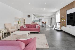 <strong>Instapklare gerenoveerde bijzondere gezinswoning met 7 slaapkamer,grote tuin en zicht op velden </strong><br />Op zoek naar ruimte, licht én mogelijkheden? Deze verrassend ruime woning in Sint-Niklaas combineert comfortabel wonen met een uitstekende ligging en tal van opties v<strong>oor grote gezinnen, zelfstandigen of kangoeroewonen.</strong><br />Zeer ruime living met open moderne keuken, De grote raampartijen zorgen voor een aangename connectie met tuin en de grote terrassen .<br />op gelijkvloers 1 zeer ruime slaapkamer<br />De woning beschikt over maar liefst 7 volwaardige slaapkamers en 2 stijlvolle vrij recente badkamers, ideaal voor grotere gezinnen of wie extra ruimte wenst voor hobby’s of thuiswerk.<br />Op het gelijkvloers is er bovendien de mogelijkheid om een praktijk, kantoor of kangoeroewoning in te richten – een enorme troef voor zelfstandigen of wie wonen en werken wil combineren.<br />Buiten geniet je van een grote, zonnige tuin met open zicht op de velden, waar rust en privacy centraal staan. Het terras biedt de perfecte plek om te ontspannen of gasten te ontvangen.<br />Troeven op een rij:<br />• 7 slaapkamers & 2 badkamers<br />• Mogelijkheid tot praktijk, bureau of kangoeroewoning<br />• Lichtrijke leefruimte met open keuken<br />• Grote tuin met prachtig verzicht<br />• Instapklaar en modern afgewerkt<br />• Topligging in Sint-Niklaas, vlakbij invalswegen, winkels en voorzieningen<br />Een ideale woning voor wie ruimte, comfort en flexibiliteit zoekt op een strategische locatie.<br />EPC A <br />ELEK CONFORM