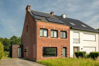 MAAK SNEL EEN AFSPRAAK VOOR ÉÉN VAN DE KIJKDAGEN: ZATERDAG 11/7 VANAF 09.30U OF WOENSDAG 15/7 VANAF 14U. <br />Als u op zoek bent naar een ruime en instapklare eengezinswoning met grote tuin en mooie ligging nabij de dorpskern van Sint -Antonius mag je deze kans niet missen!<br />Deze trendy woning werd in 2012 volledig verbouwd en gerenoveerd tot een hedendaagse woning met veel lichtinval en alle nodige ruimte met 4 slaapkamers en 2 badkamers.<br />Bovendien is de woning voorzien van zonnepanelen wat een energielabel B oplevert! De woning is ook asbestveilig!<br /><br />Indeling: Via een inkomhal met vestiairekast betreed je de ruime woonkamer ingedeeld in een gezellige tv hoek (15m²) vooraan met open zicht op weilanden en voorzien van een inbouwhaard, aansluitend een leefruimte /speelhoek (21m²) en achteraan een leefruimte (48m²) grenzend aan terras en tuin met volledig ingerichte open keuken (12m²) en wasruimte (3m²). Via de woonkamer kom je in een traphal met toegang naar de kelder, gastentoilet en cv berging.<br />Op de 1ste verdieping bevinden zich de nachthal, douchekamer met inloopdouche, lavabomeubel en toilet en 3 slaapkamers op parketvloer.<br />Via een vaste trap kom je op de tweede verdieping ingericht als 'master bedroom' (14m²) met aansluitend dressing (8m²) en badkamer (9m²) met ligbad, inloopdouche, lavabomeubel en toilet.<br />De woning is voorzien van een grote achtertuin met veel privacy, een aangenaam terras van 27m² en een houten tuinberging. Vooraan is er ruimte voor meerdere wagens op de oprit.<br />De woning is beschikbaar bij notariële akte, maak snel een afspraak!