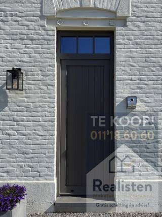 Instapklare woning met tuin op het zuidoosten, tuin en parkeerplaats<br /><br />Op zoek naar ruimte, licht en comfort op een centrale ligging? Deze charmante woning heeft het allemaal.<br />U komt binnen in een uitnodigende hall die u leidt naar een ruime en open leefruimte met open keuken en zithoek.<br />De grote raampartij in de eetruimte brengt licht en verbindt binnen met terras en tuin buiten.<br /><br />De parketvloer zorgt voor een warme huiselijke uitstraling. <br />Vanuit de keuken komt u zo in de douchekamer, CV-bergruimte, het gastentoilet en de polyvalente ruimte aan de carport.<br />Op de bovenverdieping zijjn er 3 ruime slaapkamers en een badkamer met ligbad en toilet.<br />Een van de slaapkamers is uitgerust met een splinternieuwe airconditioning, wat voor een aangenaam binnenklimaat zorgt tijdens de warmere maanden.<br /><br />De tuin is volledig omheind (ideaal voor jonge gezinnen met huisdieren) en u kan genieten van zowel de opkomende als ondergaande zon.<br /><br />Pluspunten van deze woning:<br />+ grondig gerenoveerd en goed onderhouden<br />+ centrale ligging nabij supermarkt, apotheek, school, sporthal, speelbos, natuur en uitvalswegen.<br />+ lichtrijke leefruimte met open keuken<br />+ 3 ruime slaapkamers<br />+ instapklaar<br /><br />Meer info?<br />Realisten Makelaars<br />Bel 011 18 60 60