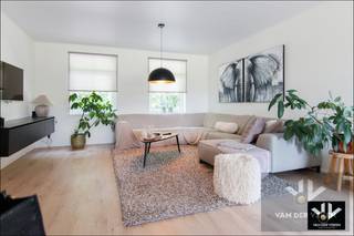 <strong><u>Rustig gelegen, ruime woning op een perceel van 6 aren 65 centiaren. Riante indeling met 4 slaapkamers en een open leefruimte die uitgeeft op de tuin. <br /><br />TROEVEN: </u></strong><br />- Rustige, groen omgeven ligging <br />- Perceel 6 aren 65 centiaren <br />- 4 slaapkamers, waarvan 1 met dressing <br />- Voorzien van moderne technieken en tijdloze architectuur <br />- Netjes onderhouden <br />- Momenteel verhuurd aan een correcte huurprijs <br /><br /><strong>Locatie</strong> - Ruime gezinswoning op een mooi perceel in deze rustige omgeving. Dit gebied aan de rand van Helchteren kenmerkt zich vooral door de mooi verzorgde woningen, ruime percelen, de bosrijke omgeving en de nabijheid van tal van diverse ontspanningsmogelijkheden. De plaatselijke sporthal, voetbalvereniging Helson, het wandelgebied rond Kasteelbrouwerij Ter Dolen en het recreatiedomein Molenheide liggen bijna letterlijk aan je voordeur. Ook het centrum van Helchteren en de Noord-Zuid verbinding liggen op slechts een boogscheut van de woning.<br /><br /><strong>Indeling</strong> - Deze halfopen bebouwing heeft als indeling op de gelijkvloerse verdieping de inkomhal, het toilet en de ruime en lichtrijke woonkamer die naadloos overgaat in de praktische keuken met kookeiland. Aangrenzend aan de keuken is er de grote berging met meer dan voldoende ruimte voor de technische installatie, opslagruimte en wasplaats. Zowel vanuit de woonkamer als vanuit de keuken heb je een mooi zicht op het ruim en deels overdekt terras, de onderhoudsvriendelijke en volledig omheinde achtertuin en op de achterliggende velden.<br />Op de eerste verdieping is er de nachthal, een ruime badkamer met inloopdouche, dubbele wastafel en een toilet. Er zijn maar liefst 4 slaapkamers waaronder de master bedroom met een eigen dressing, twee ruime slaapkamer en een kleinere die eventueel kan ingericht worden als thuiswerkbureel of hobbykamer. Extra opbergruimte is er op de zolder en voor de wagens is er voldoende plaats aan de voorzijde van de woning.<br /><br /><strong>Verhuurd </strong>- Deze woning is momenteel verhuurd aan een correcte, stipte huurder voor een marktconforme huurprijs. Dit maakt dat deze woning een interessante investering kan zijn. Kopers voor eigen gebruik kunnen de woning betreden na de opzegtermijn, als zij de huurovereenkomst opzeggen voor eigen gebruik. Dit kan van zodra de notariële akte verleden werd. <br /> 