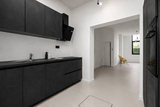 
Op zoek naar een volledig gerenoveerde woning waar je echt niks meer aan hoeft te doen? Zoek niet verder! Gelegen aan de Ketinglei 45 in Hemiksem vind je deze prachtige, energiezuinige woning op een zéér centrale locatie. Met het gezellige centrum, het openbaar vervoer en belangrijke invalswegen vlakbij, geniet je hier van een optimale bereikbaarheid.

De woning is van A tot Z vernieuwd met oog voor kwaliteit en comfort. Droom je van een ruime buitenplek? De grote, zonnige tuin is het absolute visitekaartje van deze woning — de ideale plek voor zomerse barbecues of om heerlijk te ontspannen.

**De belangrijkste troeven op een rij:**

* **Volledig gerenoveerd:** Uitgerust met een nieuwe keuken, een moderne badkamer, een gloednieuwe verwarmingsinstallatie, een nieuw dak én nieuwe ramen.
* **Toekomstgericht &amp; Zorgeloos:** Gunstig EPC-label B, volledig asbestvrij en een goedgekeurde, conforme elektrische installatie.
* **Indeling:** Een gezellige leefruimte met veel lichtinval, vernieuwde keuken en badkamer, en **2 volwaardige slaapkamers**.
* **Buitenruimte:** Royale, zonnige tuin (die nog ingezaaid/aangelegd moet worden) waar je van 's ochtends tot 's avonds van de zon geniet.

Kortom: de perfecte combinatie van een centrale ligging, moderne luxe en een heerlijke tuin. Ideaal voor starters, jonge gezinnen of wie zorgeloos wil verhuizen.

**Interesse?** Neem snel contact op voor een bezoek en laat je verrassen door deze parel op Ketinglei 45!