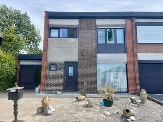 In een rustige en kindvriendelijke verkaveling bevindt zich deze halfopen woning met een praktische indeling en heel wat potentieel. De woning dient gerenoveerd te worden, maar biedt de ideale basis om er een hedendaagse en comfortabele gezinswoning van te maken. De open ruimte voor de woning zorgt bovendien voor extra parkeergelegenheid en biedt kinderen een veilige plek om te spelen.<br /><br />Indeling gelijkvloers:<br /><br />- Inkomhal met gastentoilet<br />- Lichtrijke leefruimte<br />- Aparte keuken, uitgerust met een oven, microgolfoven, keramische kookplaat (Schott), dampkap (Novy) en spoelbak<br />- Droge kelder<br />- Garage of praktische berging<br /><br />Verdieping:<br /><br />- Drie volwaardige slaapkamers<br />- Badkamer met ligbad en lavabo<br /><br />De onderhoudsvriendelijke tuin met kunstgras en een tuinhuis biedt een aangename buitenruimte waar je in alle rust kunt genieten.<br /><br />Ben je op zoek naar een woning die je volledig naar eigen smaak kunt renoveren, gelegen op een gunstige locatie in een aangename woonomgeving? Dan is deze woning zeker een bezoek waard.