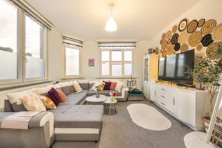 <p>Hierbij tonen wij u graag dit volledig vergund opbrensteigendom bestaande uit 3 appartementen op een interessante verhuurlocatie in Deurne. Op heden zijn de 3 appartementen verhuurd voor 2358,88 € per maand (816,62 - 771,13 en 771,13 €) aan stabiele huurders. De appartementen hebben allemaal 2 slaapkamers en zijn in degelijke staat. </p><p>De meters zijn allen individueel en elk appartement heeft zijn eigen gasketel.</p><p>Indeling:</p><p>Gelijkvloers (EPC D) vinden we in de inkomhal een praktische berging voor fietsen en kinderwagens. Het appartement beneden heeft 2 slaapkamers en een woonkamer met half-open keuken. Er is een badkamer met douche, lavabo en toilet en een aparte wasruimte.</p><p>Op de eerste verdieping (EPC C) treffen we een appartement met opnieuw 2 slaapkamers. Hier is er in de badkamer een bad voorzien en is de keuken op heden nog apart van de woonruimte.</p><p>Op de tweede verdieping (EPC F) werd in het appartement de muur tussen keuken en leefruimte weggenomen. Ook hier vinden we 2 slaapkamers, badkamer met douche en aparte wasberging terug.</p><p>Interesse?</p><p>Zoekt u een interessante investering op een perfecte locatie om te verhuren? Contacteer ons snel via 03/459.89.59 of info@immovivo.be </p><p></p>