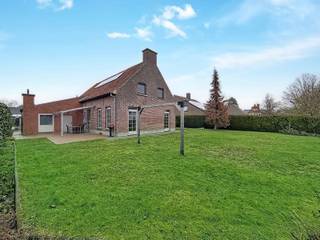Centraal gelegen landelijke villa op zuidwest gericht perceel van 1092m² bestaande uit een ruime inkomhal met afzonderlijk toilet,...