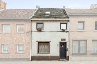 [[ DIT PAND NEEMT DEEL AAN DE ERA OPEN HUIZEN DAG OP 6/12 VAN 11:00 TOT 12:00 ]]
<p>Te koop: karaktervolle gesloten woning in Hamme, gelegen aan de Damstraat op de stadsrand, met vlotte verbinding naar invalswegen.</p>

<p> </p>

<p>Deze woning uit het einde van de 19e eeuw biedt een authentieke uitstraling en een praktische indeling. Gelegen in een residentiële buurt met sociale en rustige omgeving, geniet u hier van een aangename woonplek dicht bij alle voorzieningen. Het EPC-label D geeft ruimte voor optimalisatie, terwijl de bestaande structuur veel mogelijkheden biedt voor wie wil renoveren of personaliseren.</p>

<p> </p>

<p>Belangrijkste ruimtes:<br />• Ruime woonkamer (29 m²) met veel lichtinval.<br />• Keuken (19 m²) met dampkap, gasfornuis, gasoven en ingemaakte kasten.<br />• Badkamer (5 m²) met ligbad, toilet en wastafel in meubel.<br />• Drie slaapkamers (9 m², 12 m² en 20 m²).<br />• Nachthal (10 m²).<br />• Veranda (8 m²) en terras (20 m²) voor buitenbeleving.<br />• Twee bergingen (elk 2 m²) voor extra opslag.</p>

<p> </p>

<p>Troeven:<br />• Authentieke woning met karakter.<br />• Rustige ligging nabij stadsrand en invalswegen.<br />• Praktische indeling met veranda en terras.</p>

<p> </p>

<p>Neem vandaag nog contact op met uw makelaar voor een bezoek.</p>

<p> </p>

<p>JOUW DROOMHUIS. ZO GEVONDEN!</p>