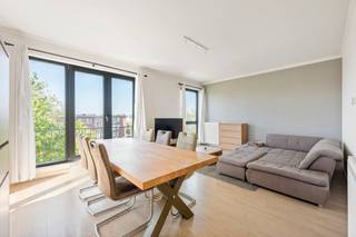 <h3>Quares - Group TREVI presenteert :<br />Instapklaar en lichtrijk appartement met 2 terrassen op topligging</h3>
<p>Op zoek naar een instapklaar appartement (bereikbaar per lift) met veel licht, buitenruimte en een centrale ligging? Ontdek dit volledig gerenoveerde 1-slaapkamerappartement (2010) op de bovenste verdieping, gelegen op de Berchemlei 1 te Borgerhout, op de grens met Berchem en Deurne-Zuid.</p>
<p>Bij het betreden van het appartement komt u in een ruime inkomhal met ingemaakte kasten, die toegang biedt tot alle ruimtes.</p>
<p>De royale leefruimte geniet van een overvloed aan natuurlijk licht dankzij de hoekligging en grote raampartijen, uitkijkend op groene bomen. Deze biedt plaats voor zowel een comfortabel salon als een ruime eettafel.</p>
<p>Vanuit de leefruimte heeft u toegang tot het eerste, recent vernieuwde terras. Dit ruime en zonnige terras biedt alle comfort voor een aperitief, barbecue of gezellige avond in alle privacy, zonder inkijk.</p>
<p>Aansluitend bevindt zich de zeer ruime, volledig uitgeruste keuken met aparte zithoek, waar u eveneens plaats heeft voor een ontbijttafel. De keuken is voorzien van alle toestellen (vaatwasmachine, oven, koelkast, diepvries, microgolf en kookvuur met dampkap) en geeft toegang tot een tweede, kleiner terras, ideaal voor een ochtendkoffie of praktische doeleinden zoals het plaatsen van vuilbakken. Plaats en aansluitingen voor een wasmachine zijn hier ook voorzien.</p>
<p>De slaapkamer, gelegen aan de rustige achterzijde van het gebouw, biedt voldoende ruimte voor een groot bed en kleerkast.</p>
<p>De recent vernieuwde badkamer beschikt over een inloopdouche, lavabo in meubel, handdoekdroger en toilet.</p>
<p>Tot slot is er nog een praktische kelderberging inbegrepen.</p>
<h3>Centrale en dynamische ligging</h3>
<p>Dit appartement bevindt zich op een toplocatie op de grens van Borgerhout en Berchem, in een buurt die stedelijke levendigheid combineert met comfort en bereikbaarheid.</p>
<p>U geniet hier van:</p>
<ul>
<li>Uitstekende bereikbaarheid met tram, bus en trein op wandelafstand</li>
<li>Vlotte verbinding naar Antwerpen-centrum en de Ring</li>
<li>Alle voorzieningen binnen handbereik: winkels, horeca, scholen en supermarkten</li>
</ul>
<p>Daarnaast liggen <span><span>Rivierenhof</span></span> en <span><span>Park Spoor Oost</span></span> vlakbij, ideaal voor ontspanning en recreatie.</p>
<p>De buurt staat bekend als een trendy en opkomende wijk, geliefd om haar creatieve, multiculturele karakter en sterke lokale dynamiek. Hier woont u centraal, met alles binnen handbereik en met voldoende groen in de omgeving.</p>
<h3>Troeven van het appartement</h3>
<ul>
<li>Volledig gerenoveerd in 2010</li>
<li>Instapklaar</li>
<li>Zeer lichtrijk</li>
<li>Gelegen op de bovenste verdieping</li>
<li>Lift aanwezig</li>
<li>Twee terrassen (waarvan één ruim en vernieuwd)</li>
<li>Geen inkijk aan terras en leefruimte</li>
<li>Ruime leefruimte en keuken</li>
<li>Kelderberging inbegrepen</li>
<li>Zeer lage gemeenschappelijke kosten</li>
<li>Gunstig EPC</li>
<li>Conforme elektrische keuring</li>
<li>Geen kosten aan het gebouw</li>
<li>Dak recent gerenoveerd in 2019</li>
<li>Centrale ligging</li>
<li>Vlotte bereikbaarheid met openbaar vervoer en richting snelweg</li>
<li>Parkeermogelijkheden in de buurt</li>
</ul>
<p>Kortom: een lichtrijk, instapklaar appartement met twee terrassen op een strategische toplocatie in Antwerpen. Perfect voor wie comfortabel wil wonen of zorgeloos wil investeren.<br /><br />Ziet u zichzelf hier al wonen of investeren? Contacteer de makelaar en plan uw bezoek!</p>