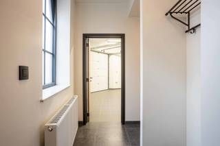 Bent u op zoek naar een uniek pand in het stadscentrum? Dit voormalige pakhuis werd volledig energie-efficiënt ( label A) gerenoveerd tot in de puntjes. Op het gelijkvloers is er een inkomhal, bergruimte, een apart toilet met handenwasser en een grote garage/atelier. Via een mooie trap met indirecte verlichting komt u op de verdieping waar er een volledig ingerichte keuken met veel kastruimte en een open leefruimte is. De tweede verdieping omvat een nachthal, een volledig ingerichte badkamer( toilet, dubbele wastafel, inloopdouche en handdoekdroger) met aansluitend een berging en een erg grote slaapkamer met zicht op het grote terras. In deze slaapkamer werd airco voorzien. Elektriciteit volledig conform, overal verlichting aanwezig én geschilderd, een verluchtingssysteem, centrale verwarming op aardgas én het gebruik van topmaterialen zijn slechts enkele troeven. Huurprijs: 1150 EUR/maand!