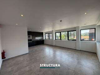 Wenst u een bezoek? Mail naar info@structura.be of bel naar 02 460 80 46.Moderne kantoorruimte op commerciële top-ligging, voorzien van keuken, sanitair en voldoende parkeermogelijkheden!Moderne kantoorruimte (± 42m²) te huur, voorzien van volledig voorziene keuken, afzonderlijk toilet en afzonderlijke douchekamer. Achteraan het gebouw zijn een zeven tal staanplaatsen beschikbaar (te delen met huurder van duplex, die zelf al over 3 private staanplaatsen beschikt).Perfect voor kleine zelfstandige of vrije beroeper op zoek naar een nieuwe, moderne ruimte met alle comfort, op uitmuntende commerciële ligging.WONEN NIET TOEGESTAAN!Wenst u een bezoek? Mail naar info@structura.be of bel naar 02 460 80 46.