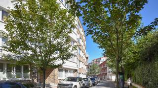 Volledig gerenoveerd appartement met een uniek zicht over de villa’s te Churchilllaan.Ideaal gelegen 2-slaapkamer appartement waar u kunt genieten...