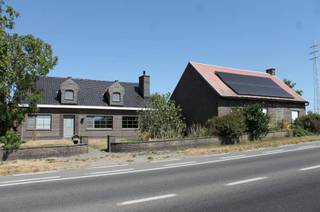 Deze verder te renoveren vrijstaande woning op 1287m² met bijgebouw is gelegen vlakbij het centrum van Westrozebeke. De indeling op de gelijkvloerse verdieping: inkomhal met gastentoilet, lichtrijke woonkamer, ruime keuken, badkamer, dubbele garage, 2 slaapkamers, veranda, meerdere parkeerplaatsen, ruime tuin en bijgebouw. Op de eerste verdieping is er potentieel voor tot 4 extra kamers.
Geïnteresseerd? Bel ons op 0497 63 12 65.
Makelaars gelieve zich te onthouden.