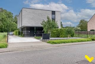 Exclusieve moderne villa met hoogwaardige afwerking in OlenDeze prachtige moderne villa combineert luxueus wonen met hedendaags comfort en...