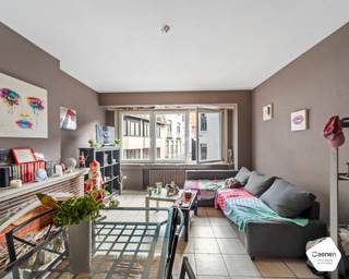 Kwalitatief één slaapkamer appartement in <strong>hartje Blankenberge vlakbij</strong> zowel het <strong>strand</strong> als de <strong>jachthaven.</strong><br /><br />Bij het binnenkomen in het appartement bevindt zich aan de rechterzijde meteen een <strong>geïnstalleerde keuken</strong>. Naarmate we verder in het appartement gaan komen we uit op de<strong> lichtrijke leefruimte</strong>. Aanpalend met de leefruimte bevindt zich de <strong>slaapkamer</strong>. Tot slot beschikt het appartement over een badkamer met <strong>inloopdouche </strong> en enkele lavabo. Het appartement is volledig voorzien van dubbele beglazing wat resulteert in een <strong>gunstige EPC-score</strong>.<br /><br />Dit appartement in een gebouw daterende uit het jaar 1956, is de<strong> ideale investering</strong>. Het appartement is gelegen op de<strong> eerste  verdieping</strong> in de residentie Century en is bereikbaar met de<strong> lift</strong>.