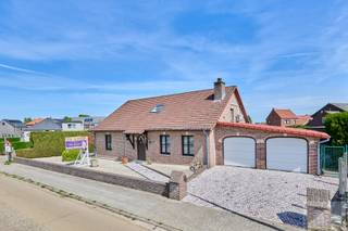 Op zoek naar een ruime en instapklare woning met tal van mogelijkheden? Dan is deze eigendom zeker een bezoek waard!Deze verzorgde woning beschikt...