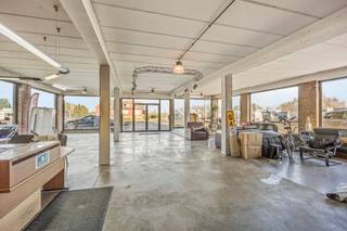 **handelspand met toonzaal/showroom, atelier/loods en bouwgrond**Te Tienen-Hakendover bieden wij u een unieke vastgoedopportuniteit aan namelijk een...