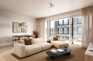 Maak kennis met Residentie Mystic, een gloednieuw en stijlvol woonproject op een uitstekende locatie in het hart van Middelkerke. Deze kleinschalige residentie telt slechts 13 appartementen en combineert hedendaagse architectuur, optimaal wooncomfort en ruime zonnige terrassen. Dit appartement is praktisch en doordacht ingedeeld en beschikt over twee slaapkamers en een aangename buitenruimte. De strakke, tijdloze architectuur en kwalitatieve afwerking geven het gebouw een standingvolle uitstraling en maken van dit gebouw een echte blikvanger aan de Mouchottestraat en het Mouchotteplein. Ook de ligging is een absolute troef, deze residentie bevindt zich vlakbij het Epernayplein, gezellige restaurants, de zeedijk en het strand. Alles wat Middelkerke zo aantrekkelijk maakt, ligt hier binnen handbereik. Of u nu op zoek bent naar een vaste woonst, een tweede verblijf aan zee of een interessante vastgoedinvestering, Residentie Mystic biedt alles voor zorgeloos genieten aan de Belgische kust. Laat u overtuigen door dit unieke nieuwbouwproject. Contacteer ons vandaag nog voor meer informatie, beschikbare appartementen en prijzen.