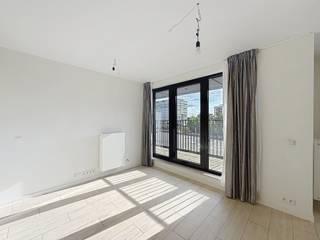 <strong>EVERE: Vlak bij de NAVO en alle voorzieningen, mooie studio van ±45 m² op de 1e verdieping met lift. De indeling is als volgt: hal, toilet, doucheruimte, eetkamer van ±12 m², slaapgedeelte van ±13 m², ingerichte keuken (oven, kookplaten, afzuigkap, koelkast, vriezer en vaatwasser), terras van ±5 m² op het oosten, kelderruimte nr. 49 op niveau -2 en parkeerplaats nr. 11 op niveau -2 inbegrepen. Kosten: Vast bedrag van 90€/maand inclusief gemeenschappelijke kosten. Warm water en verwarming via het bedrijf HMS+, eenmalige verhuiskosten van 50€ en 90€/jaar voor de aansprakelijkheidsverzekering. EPC B-. Direct beschikbaar.</strong><br /><br /><span>Op de 1e verdieping, bereikbaar met de lift: </span><br /><br />- Hal<br />- Toilet<br />- Doucheruimte<br />- Eetkamer ±12 m²<br />- Slaapgedeelte ±13 m²<br />- Ingerichte keuken (oven, kookplaten, afzuigkap, koelkast, vriezer en vaatwasser)<br />- Terras van ±5 m² op het oosten<br /><br />Kelder nr. 49 op niveau -2 en parkeerplaats nr. 11 op niveau -2 inbegrepen.