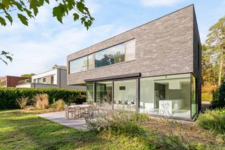 <p><strong>Moderne villa (EPC A) op 1.697 m² in een prachtige, groene omgeving te Bonheiden!</strong></p>
<p>Wenst u stijlvol te wonen op een residentiële toplocatie omgeven door groen en met maximale privacy? <br />Dan is deze recente villa iets voor u!</p>
<p><span>Op een uitzonderlijk mooi perceel van </span><strong><span>1.697 m²</span></strong><span>, in een rustige en bosrijke omgeving van Bonheiden, bevindt zich deze </span><strong><span>recente, moderne villa met 4 slaapkamers</span></strong><span>. De woning combineert strakke architectuur met royale leefruimtes, grote raampartijen en een prachtige zuidgerichte tuin met zicht op het achterliggende groen. Dankzij de doordachte indeling en hoogwaardige afwerking geniet u hier van een bijzonder aangenaam wooncomfort.</span></p>
<p><strong><span>INDELING<br /></span></strong><strong><span>Gelijkvloers:</span></strong><br /><span>Via de inkomhal betreedt u de woning. De royale en lichtrijke woonkamer met gezellige zithoek sluit aan op de ruime eetkamer en de moderne, volledig uitgeruste keuken met kookeiland. De grote raampartijen zorgen voor een aangename lichtinval en een prachtig zicht op de tuin. <br />Verder beschikt deze verdieping over een praktische wasruimte, een afzonderlijk gastentoilet en bijkomende bergruimte.</span></p>
<p><strong><span>Eerste verdieping:</span></strong><br /><span>De eerste verdieping telt </span><strong><span>4 volwaardige slaapkamers</span></strong><span>, waaronder een ruime hoofdslaapkamer. Daarnaast is er een stijlvolle badkamer met ligbad, inloopdouche en dubbele wastafel, een afzonderlijk toilet en een bijkomende wasruimte/berging.</span></p>
<p><strong><span>Kelder:</span></strong><br /><span>De woning beschikt over een ruime kelderverdieping die heel wat extra opbergmogelijkheden biedt.</span></p>
<p><strong><span>BUITENOMGEVING:<br /></span></strong><span>De prachtig aangelegde, </span><strong><span>zuidgerichte tuin</span></strong><span> vormt een absolute troef van deze eigendom. Dankzij de groene omzoming en de achterliggende bosrijke omgeving geniet u hier van optimale rust en privacy. Het ruime terras sluit rechtstreeks aan op de leefruimtes en biedt een heerlijke plek om te ontspannen en van het buitenleven te genieten.</span></p>
<p><strong><span>COMFORT EN TECHNIEKEN:<br /></span></strong><span>De villa beschikt over een uitstekend </span><strong><span>EPC-label A (44 kWh/m² jaar)</span></strong><span> en is uitgerust met vloerverwarming, aangevuld met airconditioning en lucht-luchtverwarming in zowel de leefruimte als de slaapkamers. Hierdoor geniet u het hele jaar door van een aangenaam binnenklimaat.</span></p>
<p><strong><span>LIGGING:<br /></span></strong><span>Deze villa bevindt zich op een gegeerde, residentiële locatie in Bonheiden, midden in een groene en bosrijke omgeving. Hier geniet u van rust en privacy, terwijl het centrum en de dagelijkse voorzieningen vlot bereikbaar blijven.</span></p>
<p><strong><span>TROEVEN OP EEN RIJ:</span></strong></p>
<ul>
<li>
<p><span>Recente villa met moderne architectuur</span></p>
</li>
<li>
<p><span>4 volwaardige slaapkamers</span></p>
</li>
<li>
<p><span>Royale leefruimtes met grote raampartijen</span></p>
</li>
<li>
<p><span>EPC-label A (44 kWh/m² jaar)</span></p>
</li>
<li>
<p><span>Ruime kelderverdieping</span></p>
</li>
<li>
<p><span>Rustige toplocatie met veel privacy en achterliggend groen</span></p>
</li>
</ul>
<p><strong><span>Een stijlvolle villa waar hedendaagse architectuur, ruimte en een uitzonderlijke groene omgeving samenkomen!</span></strong></p>
<p><span>Benieuwd naar deze bijzondere eigendom? </span>Ontdek zelf de vele troeven tijdens een bezoek ter plaatse!<span> <br /></span><span>Contacteer ons kantoor te Keerbergen via </span><strong><span>016 41 51 51</span></strong><span> of </span><strong><span>keerbergen@deboerenpartners.be</span></strong><span> en plan uw bezoek in.</span></p>