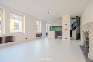 In Brugge bevindt zich deze ruime en volledig vernieuwde hoekwoning met een ruime bewoonbare oppervlakte van 224 m². De woning werd recent grondig...