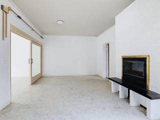 Bent u op zoek naar een uniek project met enorm veel potentieel op een rustige, doch centrale locatie? Deze ruime halfopen bebouwing in het charmante Bazel biedt u een fantastische kans om uw droomwoning te realiseren. <br /><br />Het absolute paradepaardje van dit vastgoed is de prachtige tuin die achteraan een weids en rustgevend zicht op de omliggende velden biedt.<br /><br />Dit huis in Bazel kenmerkt zich door zijn genereuze bewoonbare oppervlakte en een doordachte indeling met maar liefst 5 slaapkamers. Het pand biedt de ideale basis voor wie graag de handen uit de mouwen steekt om een woning volledig naar eigen smaak en moderne normen te moderniseren. Dankzij de strategische ligging nabij het levendige centrum van Bazel bevindt u zich dichtbij lokale winkels, scholen en het openbaar vervoer. <br /><br />Gelijkvloers:<br /><br />- Inkomhal<br />- Lichtrijke woonkamer met houthaard<br />- Ruime keuken (momenteel nog te installeren naar eigen smaak)<br />- Praktische berging<br />- Apart toilet<br />- Veranda <br />- Nog een berging<br />- Garage en oprit<br />- Tuin<br /><br />Verdiep 1:<br /><br />- Nachthal<br />- 3 slaapkamers<br />- Badkamer<br /><br />Verdiep 2:<br /><br />- Technische ruimte<br />- 2 slaapkamers, waarvan één kamer nog verder af te werken is <br /><br />Dit pand is onderworpen aan de renovatieverplichting van de Vlaamse overheid voor residentiële gebouwen (behoudens bij sloop binnen 5 jaar na de aankoop). Consulteer voor meer informatie de website van het Vlaams Energie- en Klimaatagentschap via https://www.vlaanderen.be/een-woning-kopen/renovatieverplichting-voor-residentiele-gebouwen<br /><br />Bestuursmaatregelen in het maatregelenregister: nee