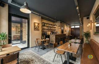 <p><span>Dit uitstekend gelegen commercieel gelijkvloers bevindt zich in dé winkelstraat van Vilvoorde, waar dagelijks heel wat passage is. Het commercieel gelijkvloers vormt een ideale basis om uw project op te bouwen. De ruimtes zijn momenteel casco, maar beschikken reeds over een afgewerkte vloer/tegels, waardoor de verdere inrichting volledig kan worden afgestemd op uw eigen noden en stijl. Bij het binnenkomen betreedt u meteen het commerciële gedeelte, voorzien van een mooie vitrine, perfect voor visibiliteit. Deze ruimte leent zich uitstekend voor tal van mogelijkheden zoals kantoor, praktijk, atelier of horeca. Vanuit de commerciële ruimte heeft u toegang tot een buitenruimte en tot de hal. In de hal bevinden zich de voorzieningen voor het toilet en een eerste afzonderlijke ruimte, ideaal als opslag of bureel. Verder is er nog een derde ruimte die toegang biedt tot een aangenaam terras. Elke unit beschikt bovendien over een privatieve kelder, wat een grote troef is voor extra stockage. Lasten/Provisie : €50 (gemeenschappelijk) Mis deze unieke kans niet en contacteer ons vandaag nog!</span></p><p><span> </span></p>