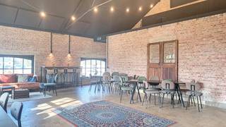 Op zoek naar een trendy locatie voor uw kantoor of praktijk?
Ontdek dit authentieke handelspand op toplocatie in het centrum van Tervuren. Op wandelafstand van het administratief centrum, bibliotheek, winkels, tram/bus, restaurants en het park.
De kantoorruimte (77 m²) ligt in een klein gebouw en is ideaal voor vrije beroepen (architect, advocaat, arts, psycholoog,...). Binnenin geniet u van authentieke elementen, hoge plafonds en veel lichtinval.
Lunchen of pauzeren kan in het restaurant Canapé op het gelijkvloers, binnenkort aangevuld met een urban koffiebar. Gratis parking in de buurt is een groot pluspunt voor personeel en bezoekers.
De nieuwe Panquin-site met luxewoningen ligt vlakbij. Dit kantoor tilt uw activiteiten gegarandeerd naar een hoger niveau.
Onmiddellijk beschikbaar.
Lasten: €650/maand (forfait): privé verbruik water/elektriciteit/verwarming, schoonmaak (ruimte/ramen), internet, gebruik toiletten restaurant, alarm.
Bijkomende informatie: dubbele beglazing (hout) - alarm - indien gewenst kan er een toiletruimte gecreëerd worden enkel en alleen toegankelijk voor de bezoekers/werknemers van de kantoorruimte.
Interesse of vragen?
Contacteer ons op 02/731 07 07 of via immo@home-consult.be