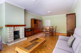 Ontdek dit verzorgde appartement op de tweede verdieping, rustig gelegen op Linkeroever, op wandelafstand van winkels, scholen, openbaar vervoer en het Sint-Annastrand.<br /><br />Via de ruime inkomhal komt u in de lichtrijke leefruimte met een verzorgde parketvloer en toegang tot het recent gerestaureerde terras. De ruime keuken beschikt eveneens over een tweede terras. Verder biedt het appartement twee volwaardige slaapkamers, een verzorgde badkamer met douche in bad, een apart toilet, een praktische berging en een private kelderberging. Een autostaanplaats is optioneel aan te kopen voor € 15.000.<br /><br />Verplichte vermeldingen: EPC = 135 kWh/m², P-score: C G-score: B, Wg-Vg-Gmo-Gvkr-Gvv