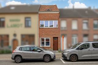 <p>Op zoek naar een rijwoning met mogelijkheden én een uitstekende ligging? Deze aangename woning bevindt zich vlak in het centrum van Muizen en biedt een combinatie van wonen, renovatiemogelijkheden en natuur vlakbij.</p>
<p>De woning beschikt over 2 slaapkamers en een ruime zolderverdieping. Mits de nodige inrichting biedt deze zolder bovendien de mogelijkheid om een extra slaapkamer, bureau of hobbyruimte te creëren. Ideaal voor wie vandaag voldoende ruimte zoekt, maar ook naar de toekomst toe mogelijkheden wil behouden.</p>
<p>De woning is deels te renoveren, waardoor u ze stap voor stap kunt aanpassen aan uw eigen smaak en woonbehoeften. Met een EPC-label C beschikt ze alvast over een gunstige energetische basis.</p>
<p>De ligging is zonder twijfel één van de grootste troeven. U woont hier midden in het centrum van Muizen, met winkels, voorzieningen en openbaar vervoer op wandelafstand. Tegelijk ligt de groene omgeving van de Dijle vlakbij. Via het nabijgelegen jaagpad kunt u heerlijk wandelen of fietsen en ontsnapt u in geen tijd aan de drukte van alledag.</p>
<p>Een centrale ligging, ruimte om uw eigen stempel te drukken én de natuur om de hoek: deze woning heeft alle ingrediënten om er een fijne thuis van te maken.</p>
<p>Ontdek zelf het potentieel van deze woning en plan vandaag nog uw bezoek met Nico via Nico@reds.be of 0478 012 012.</p>