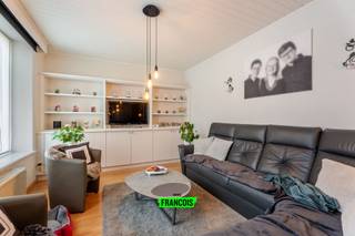 In Krombeke (deelgemeente Poperinge) bevindt zich deze goed onderhouden woning.De woning heeft een totale oppervlakte van 200m² en een bewoonbare...