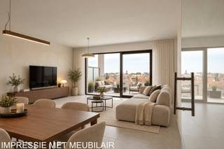 <p><strong>Residentie Tamboer – uw eigen ritme, midden in Turnhout</strong></p>
<p>De ochtend beginnen met een koffie op uw terras, terwijl de stad langzaam ontwaakt. Thuiskomen in een licht appartement, waar alles klaarstaat voor uw volgende hoofdstuk. In Residentie Tamboer hoeft u dat niet bij plannen te laten: dit appartement is volledig afgewerkt en klaar voor bewoning. U kunt meteen verhuizen.</p>
<p>Met 90 m² bewoonbare oppervlakte en een terras van 20 m² vindt u hier een aangename balans tussen ruimte, comfort en buitenleven. Het weidse zicht over de omgeving geeft uw dagelijkse koffiemoment nét dat beetje extra.</p>
<p>In de inkomhal is plaats voor een vestiaire. Via een glazen deur komt u in de open leefruimte, waar de zithoek, eetruimte en volledig uitgeruste keuken samen het hart van uw woning vormen. Hier kookt u terwijl uw gasten nog aan tafel zitten, of geniet u van een rustige avond in de zetel. Ook voor een aangename bureauhoek is ruimte voorzien. Het grote schuifraam verbindt de leefruimte met het terras en laat het daglicht royaal binnen.</p>
<p>De twee slaapkamers liggen aan de achterzijde en kijken uit over de toekomstige binnentuin. De badkamer biedt een ruime inloopdouche en dubbele wastafel. Het aparte toilet bevindt zich op de nachthal.</p>
<p><strong>Comfortabel wonen, zuinig leven</strong></p>
<p>De appartementen in Residentie Tamboer zijn BEN: bijna-energieneutraal, met een E-peil van maximaal E30. Een eigen warmtepomp en vloerverwarming zorgen voor aangenaam wooncomfort en een zeer energiezuinige woning. Zo kiest u voor comfort vandaag én een beperkt energieverbruik op lange termijn.</p>
<p><strong>Groot in mogelijkheden, aangenaam in schaal</strong></p>
<p>Eigentijdse architectuur, warme materialen en groene gevels geven Residentie Tamboer een herkenbaar karakter. Het project is opgedeeld in compartimenten, elk met een eigen trap en lift. Zo geniet u van de mogelijkheden van een grotere residentie, terwijl u de gemeenschappelijke delen met slechts een beperkt aantal andere appartementen deelt.</p>
<p>Uw fiets vindt een plaats in de ruime fietsenstalling op het gelijkvloers. Uw wagen parkeert u in de afgesloten parkeerkelder.</p>
<p>De vraagprijs van dit appartement bedraagt € 305.400 exclusief kosten. Parkeerplaatsen zijn verkrijgbaar vanaf € 20.900 en bergingen vanaf € 4.500. Inclusief btw, registratierechten, notariskosten, het aansluiten van de nutsvoorzieningen, één parkeerplaats en één berging bedraagt de totale aankoopprijs circa € 406.000.</p>
<p>Achter Residentie Tamboer staat DC Belgium, een ervaren Belgische projectontwikkelaar met aandacht voor woonkwaliteit en groen.</p>
<p><strong>Kom kijken, voel de ruimte en ontdek hoe snel dit uw nieuwe thuis kan zijn.</strong></p>
