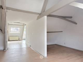 <p><span>GENT - Burgstraat 55: Op zoek naar </span><span>een leuke studio met terras te huur</span><span> in centrum  Gent? Dan is dit pand mogelijk iets voor u.</span></p><p><span> </span></p><p><span>De troeven in een notendop:</span></p><ul><li><span>In historisch centrum van de stad</span></li><li><span>Prijs-kwaliteit topper</span></li><li><span>Nabij openbaar vervoer</span></li><li><span>Inclusief zonneterras</span></li></ul><p><span> </span></p><p><span>Indeling:</span></p><p><span>De studio is gelegen op de derde verdieping zonder lift.</span></p><p><span>Ruime open keuken (kookfornuis met oven, dampkap, koelkast en diepvries), met toegang tot </span><span>ruim en zonnig terras</span><span>, leef- en slaapruimte en badkamer met douche, lavabomeubel, toilet een aansluiting wasmachine. Gemeenschappelijke fietsenstalling beneden.</span></p><p><span> </span></p><p><span> </span><span>Huurprijs: € 750 + € 100 onderhoud gemeenschappelijke delen en privé verwarming, EW afzonderlijk.</span></p><p><span>Beschikbaar vanaf heden. Domicilie verplicht.</span></p><p><span> </span></p><p><span>Contacteer Axel Lenaerts makelaars voor een bezoek via onze website.</span></p><p><span> </span></p><p><span> </span></p>