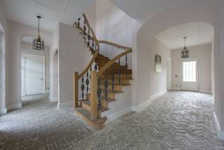 Ce château-villa unique se trouve sur un domaine privé de 2,7 hectares et offre une multitude de caractéristiques impressionnantes. L'allée longue menant au domaine mène à la cour imposante où la grandeur et l'histoire règnent. La fusion de l'architecture périgourdine avec tout le confort moderne sur ce domaine luxuriant permet d'allier histoire, luxe et intimité de manière harmonieuse, faisant de cette villa une véritable perle.<br /><br />Dans l'aile adjacente du bâtiment principal se trouve une maison d'hôtes complète, pouvant servir d'hébergement supplémentaire ou également de conciergerie. Cette propriété dispose d'un espace bien-être complet avec piscine chauffée, ainsi qu'un garage double séparé pouvant accueillir jusqu'à 4 voitures grâce à un ascenseur à voitures.<br /><br />Les éléments authentiques du château intégrés dans toute la maison ajoutent une touche de charme historique à la villa, dont la construction date de 2016. La finition complète a été récemment achevée.<br /><br />Avec une surface habitable de 773m2, cette villa-château offre généreusement beaucoup d'espace de vie. En entrant dans la maison, vous êtes accueilli par un hall d'escalier impressionnant, qui donne immédiatement le ton pour le reste de la maison. À droite de l'entrée se trouve le salon spacieux, suivi de la chambre de la tour avec une hauteur de plafond de 14m avec mezzanine, pouvant servir de bibliothèque ou de bureau. Du côté gauche de l'entrée, il y a une salle à manger séparée, puis une grande cuisine équipée de tout le confort moderne. Toutes les pièces précédentes sont équipées de cheminées de château authentiques. Une buanderie très spacieuse avec une salle de lavage est également présente.<br /><br />Le premier étage comprend 3 à 4 chambres, chacune avec sa propre salle de bains. La suite principale dispose d'un dressing séparé spacieux.<br /><br />Le deuxième étage comprend 2 chambres supplémentaires et une salle de bains supplémentaire très spacieuse.<br /><br />La maison d'hôtes comprend un espace de vie privé, une chambre, une salle de bains et une cuisine. Les invités peuvent ainsi séjourner en toute commodité et intimité sur le domaine. La maison d'hôtes peut également servir de logement pour le personnel.<br /><br />À côté de la maison d'hôtes se trouve l'espace bien-être, avec une piscine chauffée, un espace détente, un sauna finlandais et une douche séparée.<br /><br />Un espace suffisant a également été prévu pour le parc automobile. À l'aide d'un ascenseur à voitures, il y a de la place pour 4 voitures dans le garage, qui dispose également d'un étage supplémentaire pouvant servir de salle de loisirs.<br /><br />Caractéristiques spéciales :<br />- Architecture exceptionnelle et authentique<br />- Charme séculaire combiné avec des techniques modernes<br />- Intimité garantie sur le domaine privé de 2,7 hectares<br />- Économe en énergie (classe énergétique B) grâce à des techniques de haute qualité