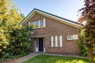 BeschrijvingBent u op zoek naar een ruime laagbouwvilla met karakter, omgeven door groen en met tal van mogelijkheden? In de gegeerde Kapenbergstraat...