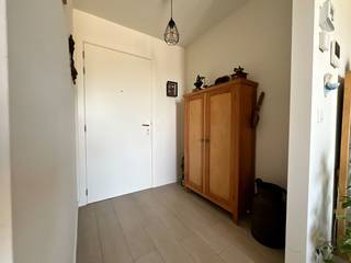Dit prachtig appartement situeert zich in het nieuwbouwproject ‘Columbus’ en is hoogwaardig afgewerkt volgens de laatste nieuwe normen. Indeling: een inkomhal, een lichtrijke woon- en eetkamer 26m² met toegang tot het terras van maar liefst 41m² door middel van een grote schuifraam. Een open ingerichte keuken die is uitgerust met een koelkast, een combi-oven, een vaatwasser, een elektrische kookplaat en opbergkasten. Vanuit de nachthal heeft u toegang tot de wasplaats, het apart toilet, 2 slaapkamers (10m² en 12m²) en een badkamer die voorzien is van een ligbad, een douche en een wandmeubel. In de ondergrondse verdieping heeft u een autostaanplaats en een kelderberging ter beschikking en is er een gemeenschappelijke fietsenstalling. U vertoeft hier op wandelafstand van verschillende supermarkten, winkels, openbaar vervoer en snelwegen. Het appartement bevindt zich aan de achterzijde van de residentie.