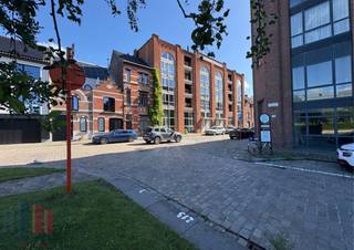 Uitstekend gelegen kantoorruimte van 450 m² in de Voorhaven van Gent op slechts 2 minuten van de bedrijvige Vliegtuiglaan (N424) met onmiddellijke verbinding naar de R4. Bovendien een vlotte bereikbaarheid met het openbaar vervoer, bushalte in de nabije omgeving en station Gent-Dampoort ligt op +/- 10 minuten.<br /><br />De instapklare kantoorruimte bevindt zich op het gelijkvloers en heeft een industriële loftstijl. Het kantoor is voorzien van o.a. een kitchenette, sanitair, verwarming en een mezzanine, ideaal als extra kantoor of als sociale ruimte. Bovendien zijn er hoge raampartijen aanwezig die zorgen voor veel natuurlijk lichtinval. <br /><br />Neem vandaag nog contact op met PANORAMA B2B GENT KANTOREN voor meer informatie of om een vrijblijvend plaatsbezoek in te plannen via het nummer 0477 44 39 30.