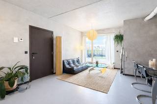 <p>Trendy éénslaapkamerappartement van ca 52 m² in een toffe realisatie in de Haantjeslei. Een super centrale ligging tussen de Markgravelei met het groene "Hof Van Leysen" en het hippe Zuid. Met de Ring, Singel en Leien vlakbij is een vlotte bereikbaarheid gegarandeerd.<br /><br />De leefruimte met open keuken kijkt uit op het aangename terras van ca 6 m². Het appartement werd stijlvol afgewerkt met een industriële look. De grote raampartij zorgt voor een aangename lichtinval. De open keuken is uitgevoerd in een wit greeploos design en beschikt over een oven, een kookvuur, een vaatwasser en een koelkast. Aparte nis met aansluitingen voor wasmachine en droogkast.<br /><br />De slaapkamer is gesitueerd aan de voorzijde en kan gebruikmaken van de badkamer met moderne douche en lavabo.<br />Apart gastentoilet.<br /><br />Gemeenschappelijke lasten: 75 Euro per maand.<br />Alle nutsvoorzieningen (gas, water en elektriciteit) zijn privé op te nemen door de huurder.<br /><br />Beschikbaar vanaf 1 april 2026.</p>